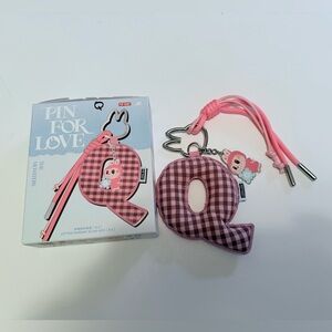 🟥 LABUBU “Pin For Love PENDANT” 🩷Letter “Q”💜Guaranteed 🆕Opened Box 🟥POP MART🟥